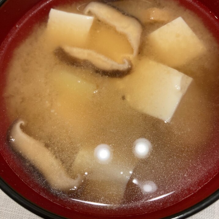 豆腐と椎茸とじゃがいもの味噌汁